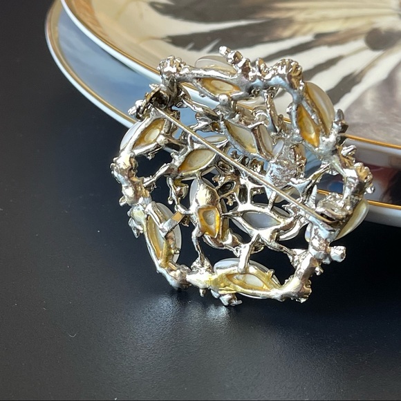 Vintage crystal flower round elegant victorian brooch - Picture 11 of 14